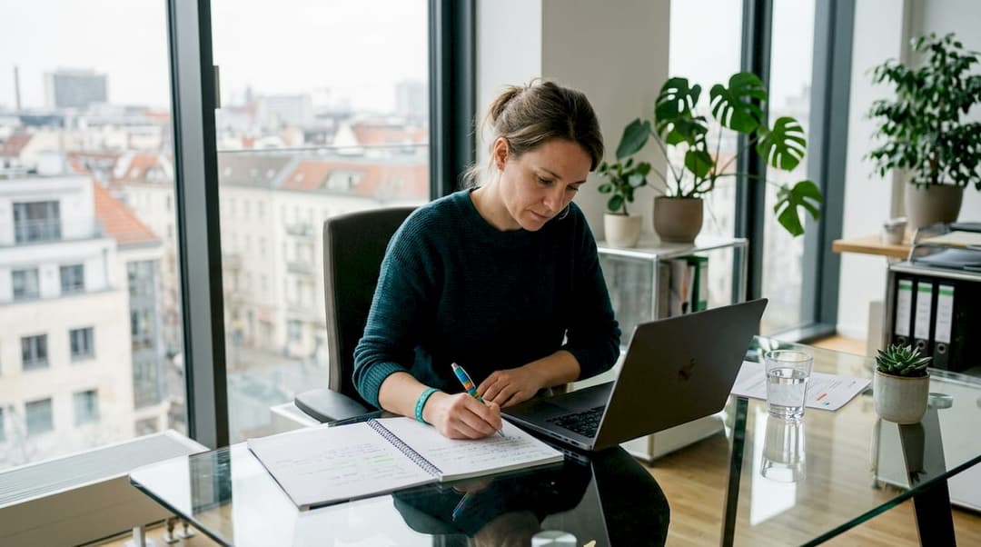 Eine Frau testet am Schreibtisch eine Software für Catering-Unternehmen.