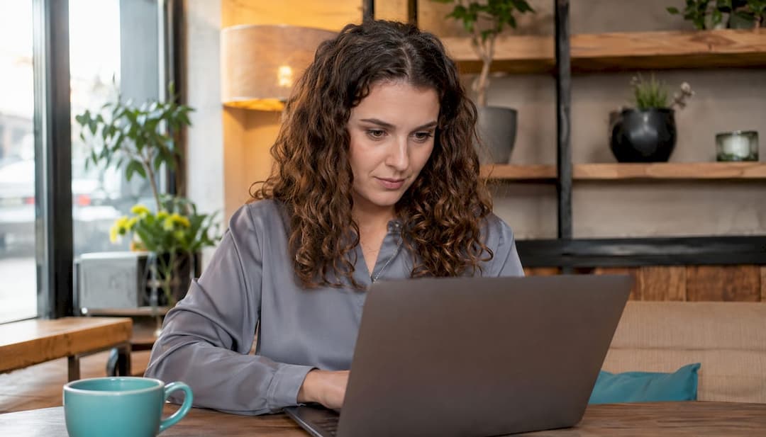 Eine Frau organisiert eine Veranstaltung mithilfe einer Eventmanagement-Software auf ihrem Tablet.
